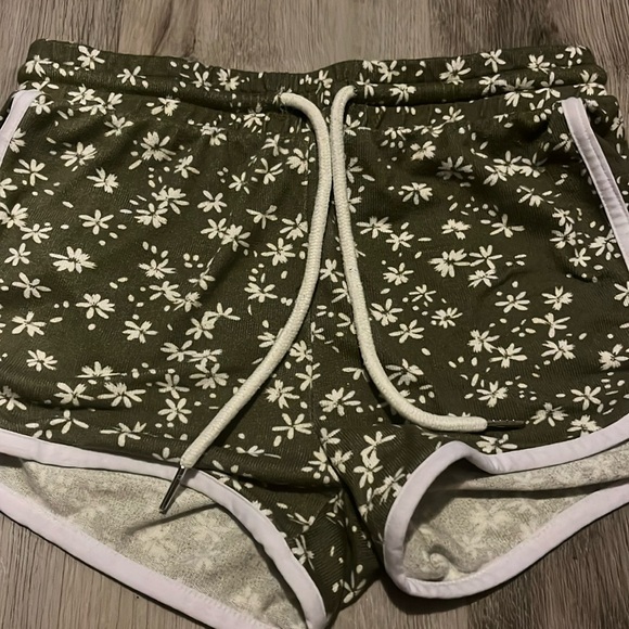 Floral green shorts - Picture 1 of 3